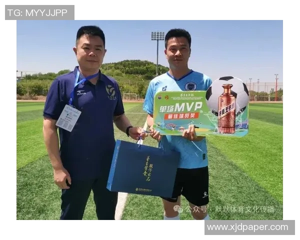 足球场上送球星礼物传递祝福与情谊让比赛更加温馨和感人 足球场上送球星礼物传递祝福与情谊让比赛更加温馨和感人